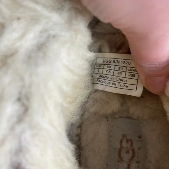 UGG Boot Shoes Size 9 - Picture 6 of 6